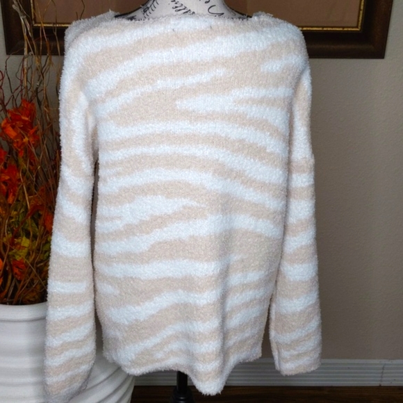 Rachel Zoe Sweater. LA/NY #134 - Picture 3 of 9